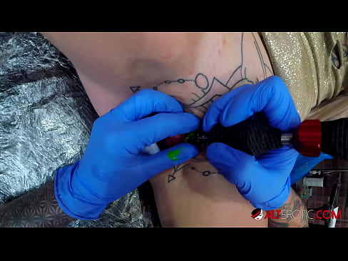 ❤️ E dashura jashtëzakonisht e bërë me tatuazhe, Sully Savage, bëri një tatuazh në klitorisin e saj ☑ Video seksi në sq.tuberxxx.ru ﹏